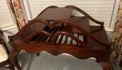 The Quiet Language of Wood: Why This Mahogany Table Stole My Heart